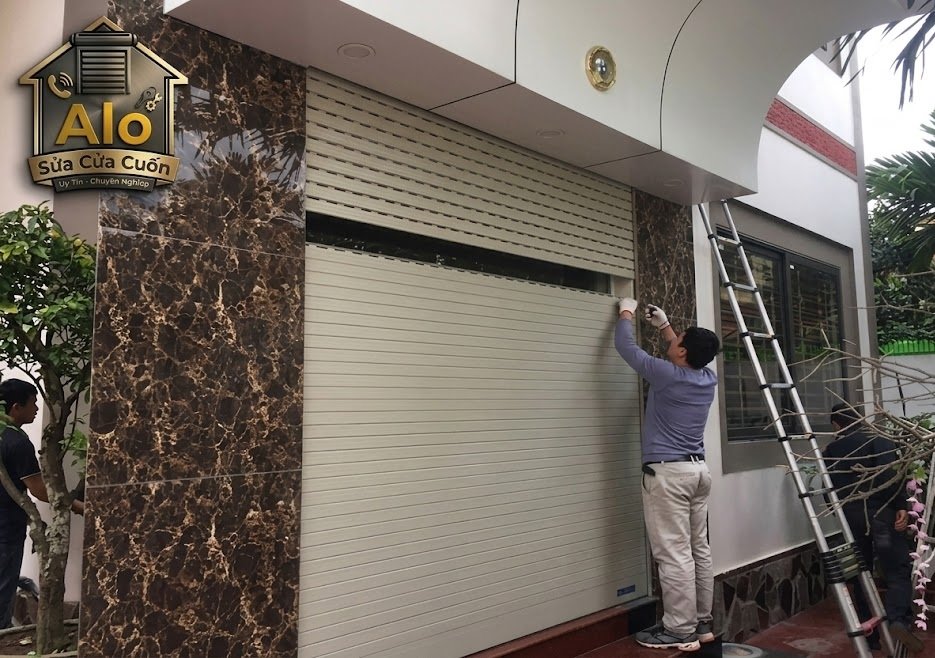 cửa cuốn bị lệch sang 1 bên phải làm sao?