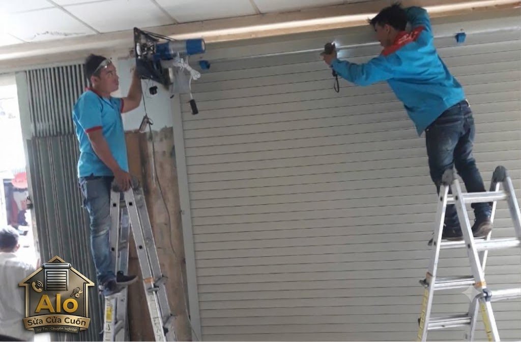 Kỹ thuật viên kiểm tra hiện trạng hư hỏng của cửa cuốn trước khi báo giá