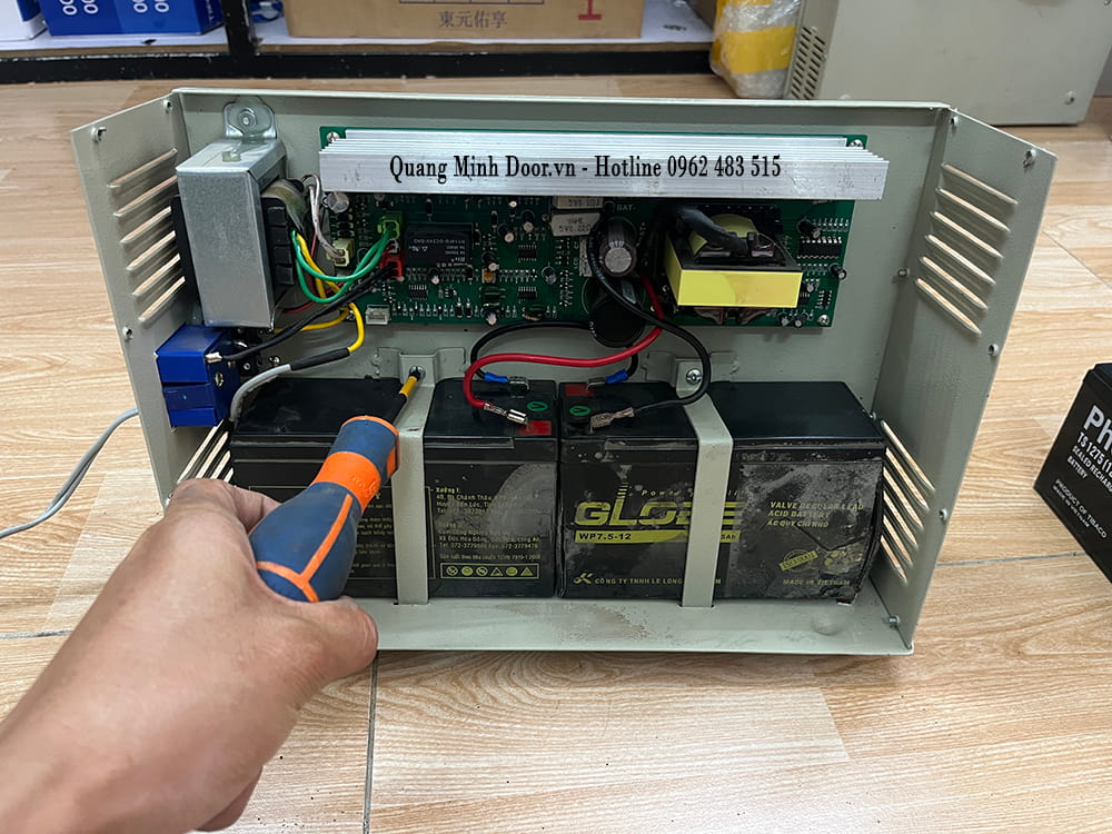 các yếu tố ảnh hưởng tuổi thọ ắc quy cửa cuốn