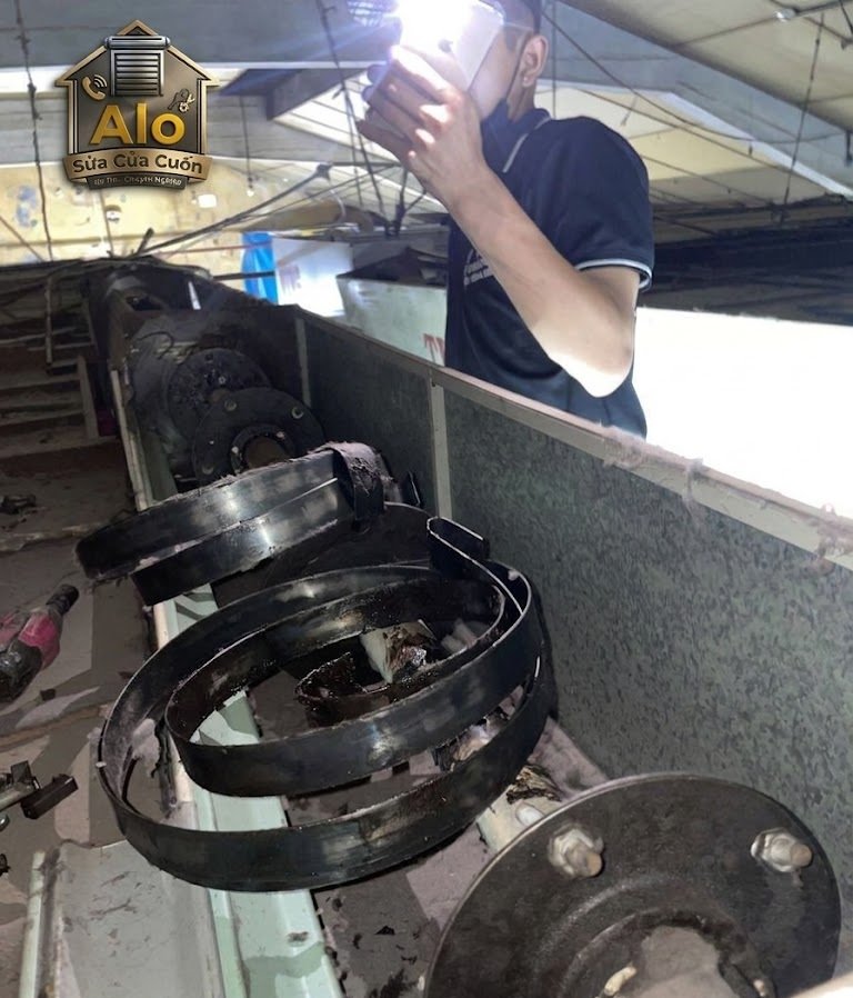 kiểm tra tình trạng lò xo cửa cuốn