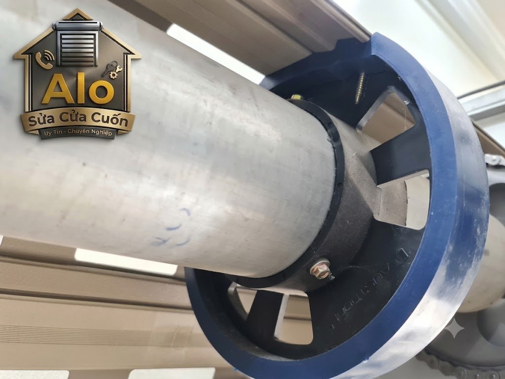 Kỹ thuật viên thực hiện căn chỉnh và sửa trục cửa cuốn bị lệch