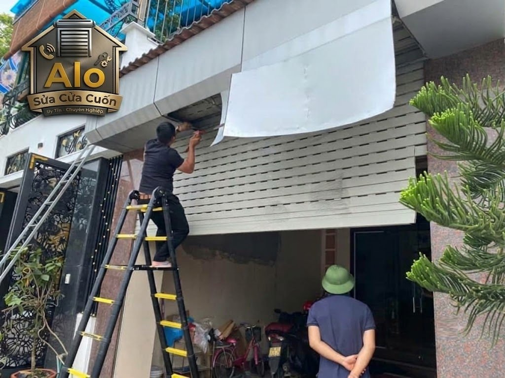 kỹ thuật viên chuyên nghiệp thực hiện quy trình kiểm tra và sửa chữa cửa cuốn minh bạch tại quận Tân Phú