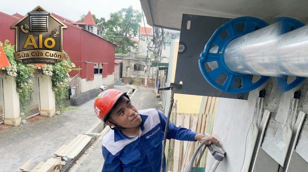 kỹ thuật viên kiểm tra và sửa chữa hệ thống cửa cuốn chuyên nghiệp tận nơi tại thành phố Thủ Đức