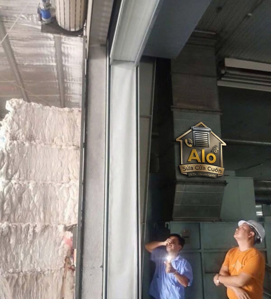 Thợ kỹ thuật trao đổi phương án và báo giá sửa cửa cuốn minh bạch với khách hàng