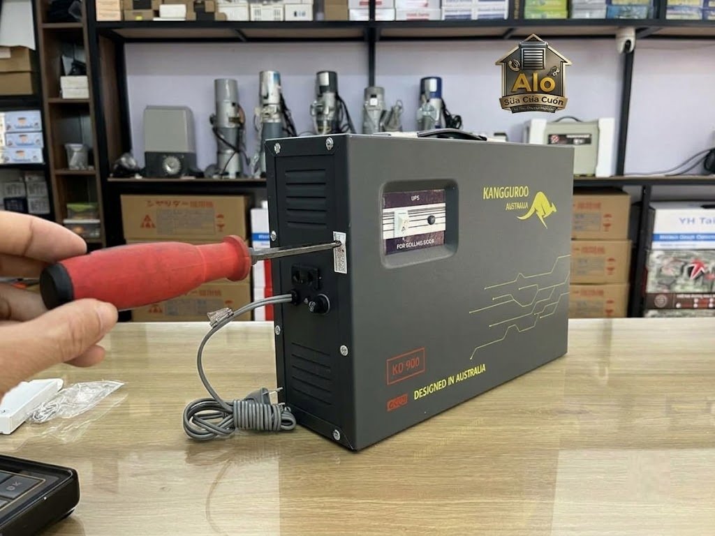cách kiểm tra ắc quy cửa cuốn tại nhà